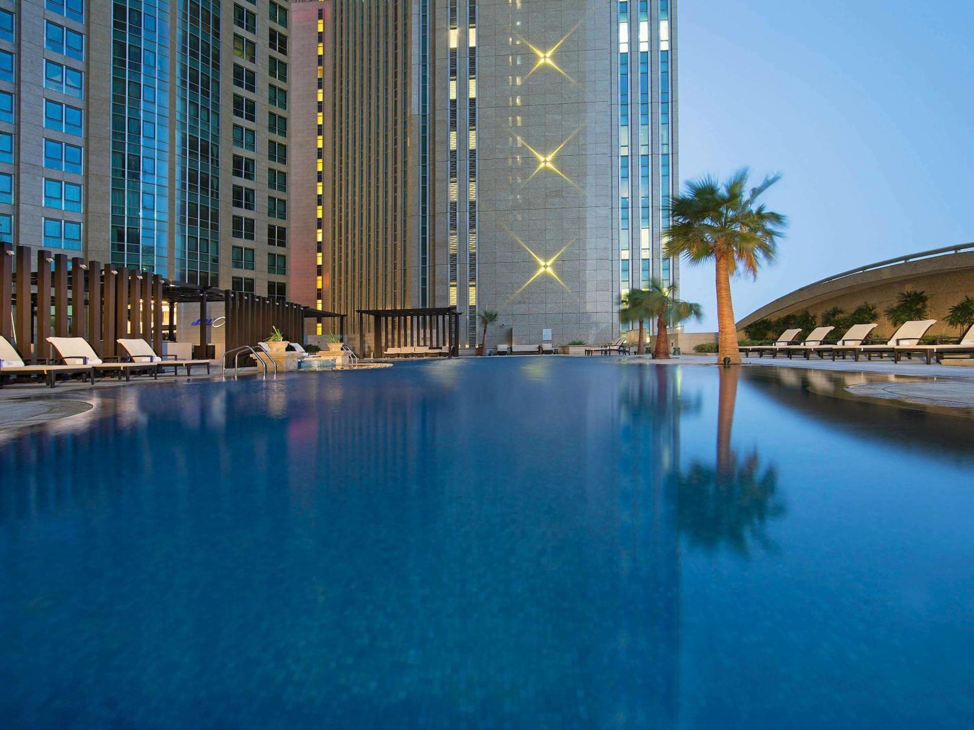 Sofitel Abu Dhabi Corniche Hotel Екстериор снимка
